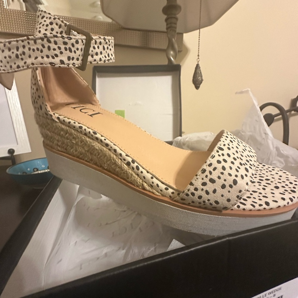 Vici Espadrille cream/black polka dot NWT SIZE 8